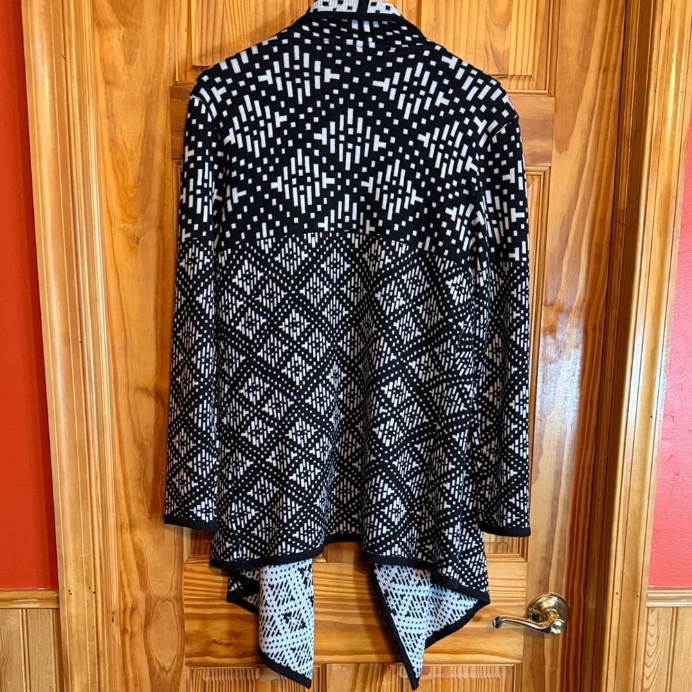 Bar lll Black and White Geometric Open-Front Draped Cardigan - Picture 6 of 7